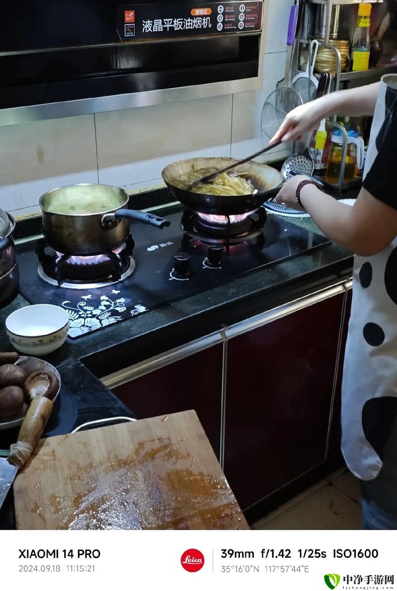 中午妈妈在厨房做饭